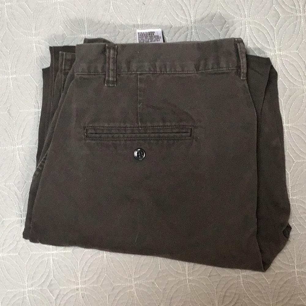Mens Dockers, flat front, side pockets.